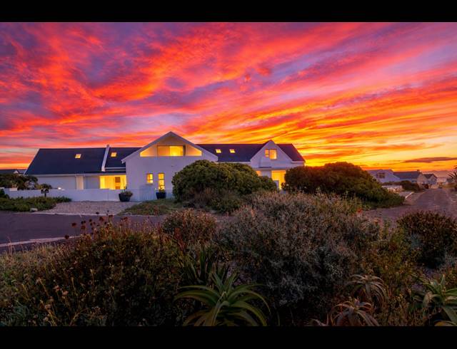 5 BEDROOM HOUSE FOR SALE IN GROTTO BAY